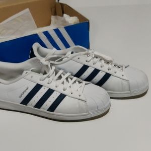 Adidas's Superstar she'll toes